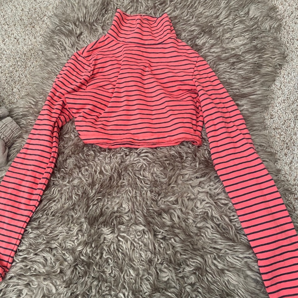 Long sleeve crop top